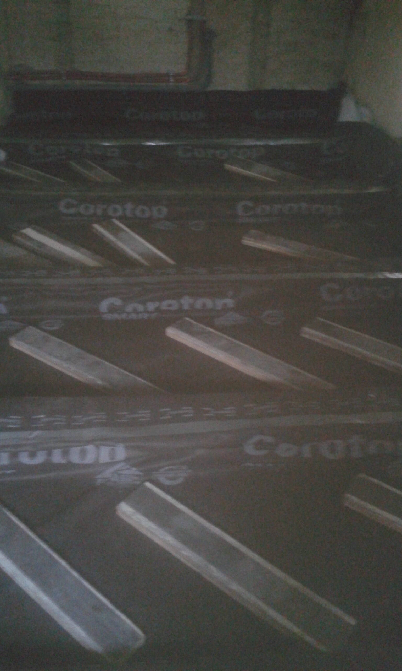 Strop poddasza z rozłożoną paroizolacją oraz listwami montażowymi, widoczne przygotowanie konstrukcji pod dalsze prace podłogowe.