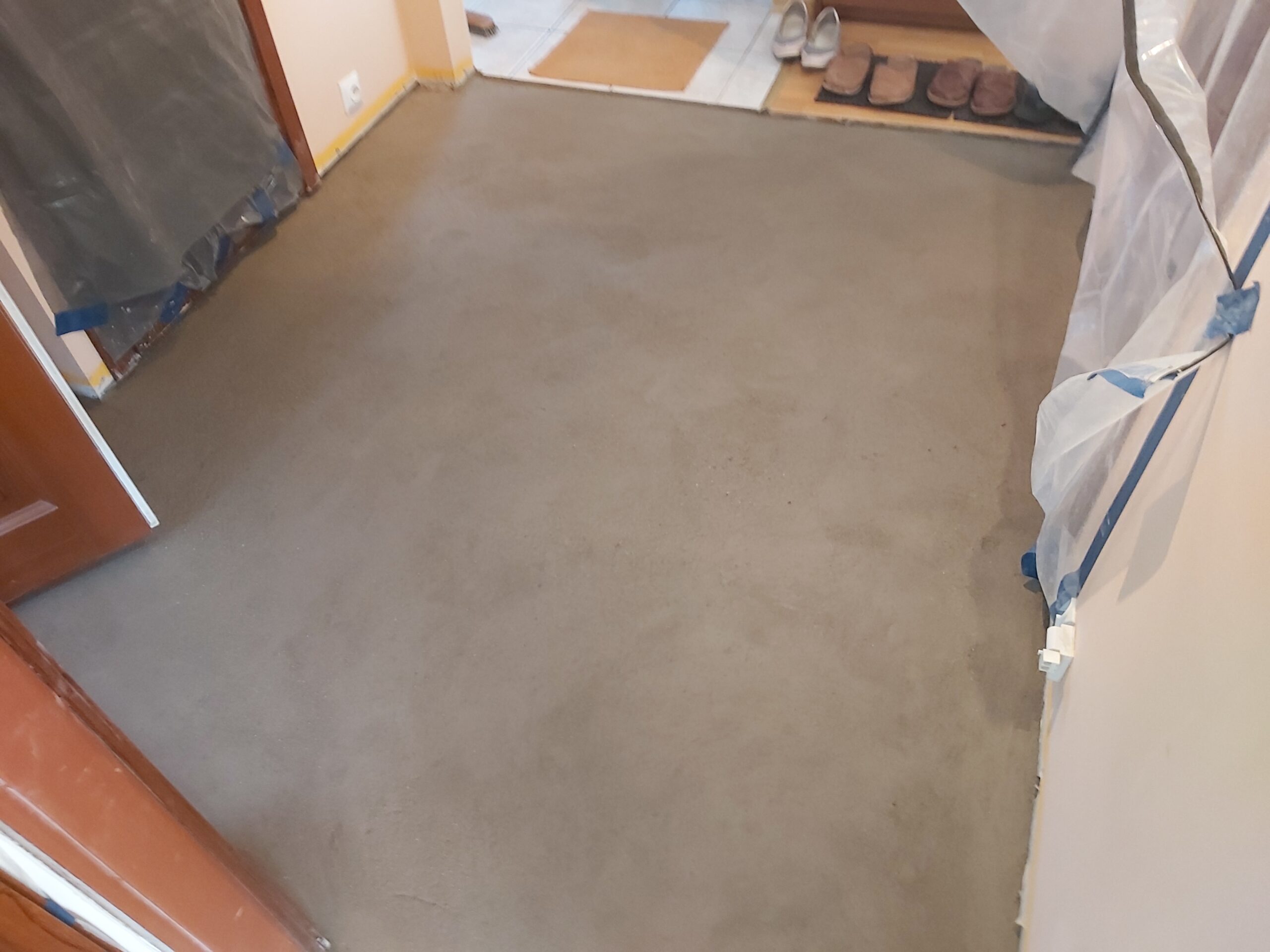 Świeżo wykonana wylewka podłogowa w pomieszczeniu mieszkalnym.