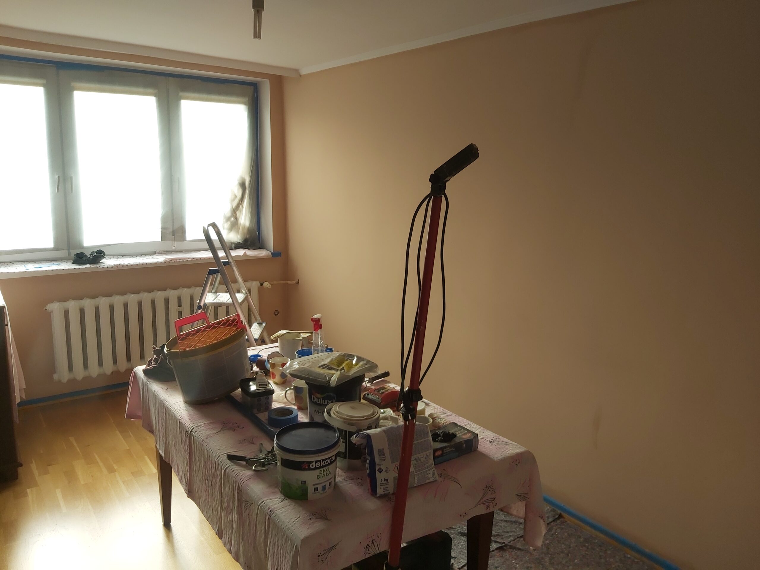 Malowanie ściany w trakcie prac