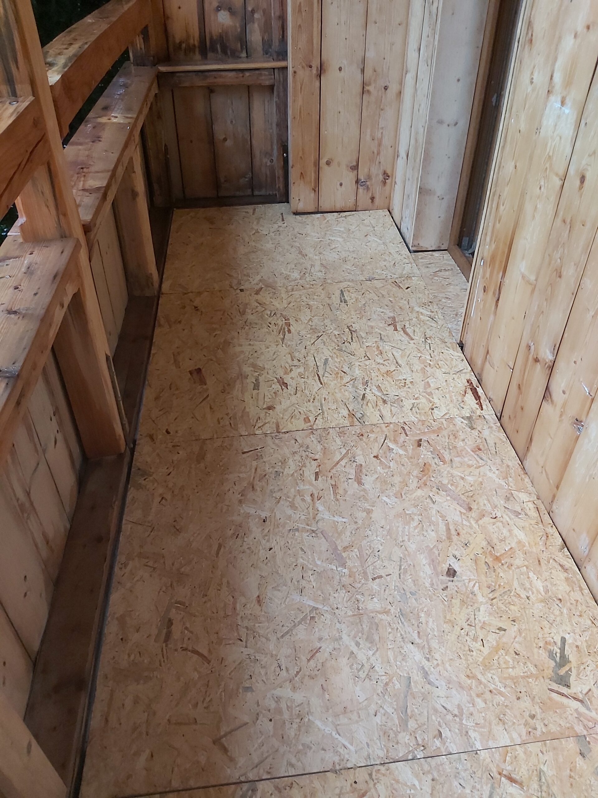 Podłoga balkonu z ułożoną płytą OSB, przygotowana jako podkład pod dalsze prace wykończeniowe.