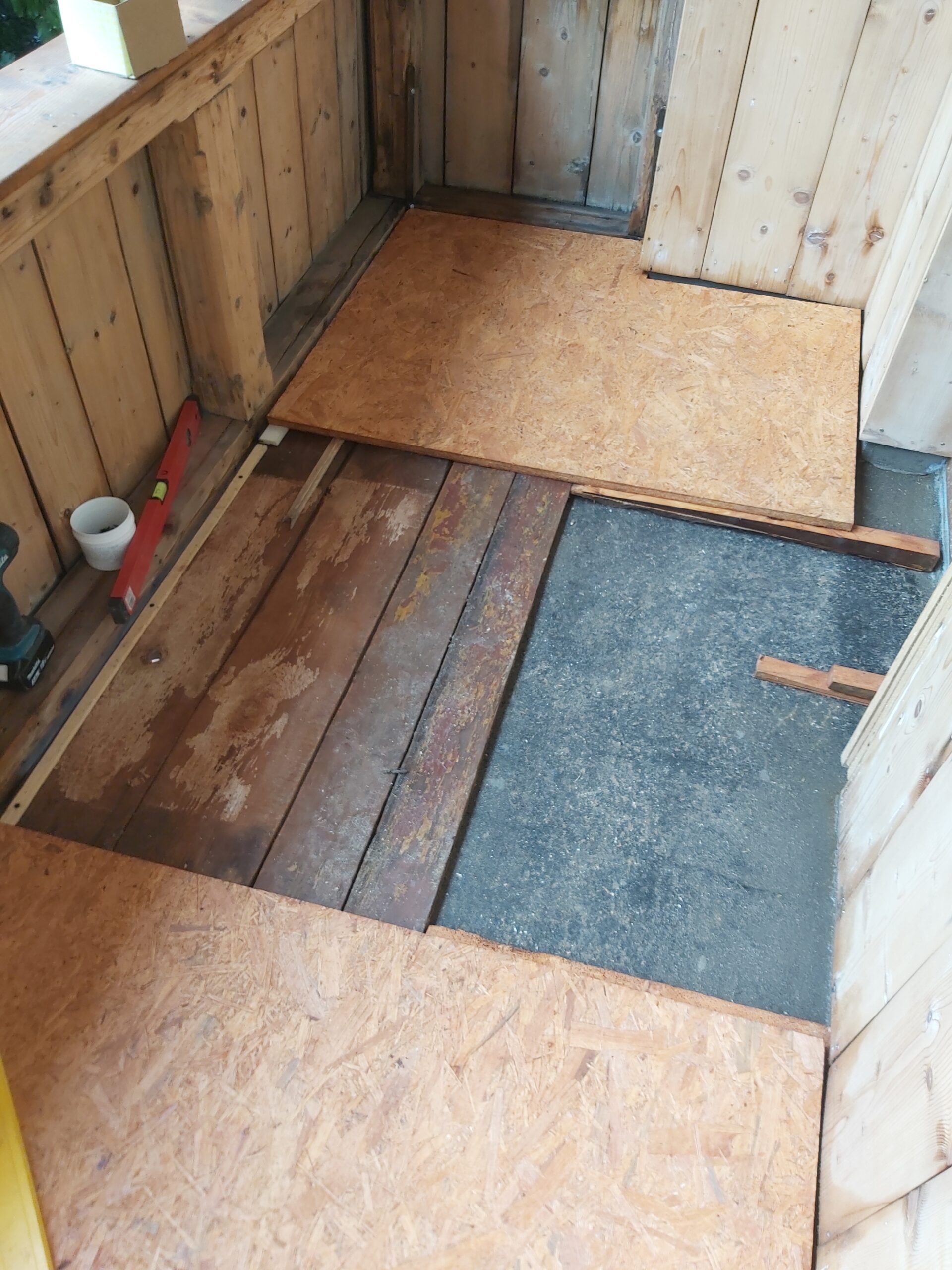 Fragment balkonu w trakcie montażu podłogi, z odsłoniętą starą konstrukcją i płytami OSB ułożonymi częściowo.