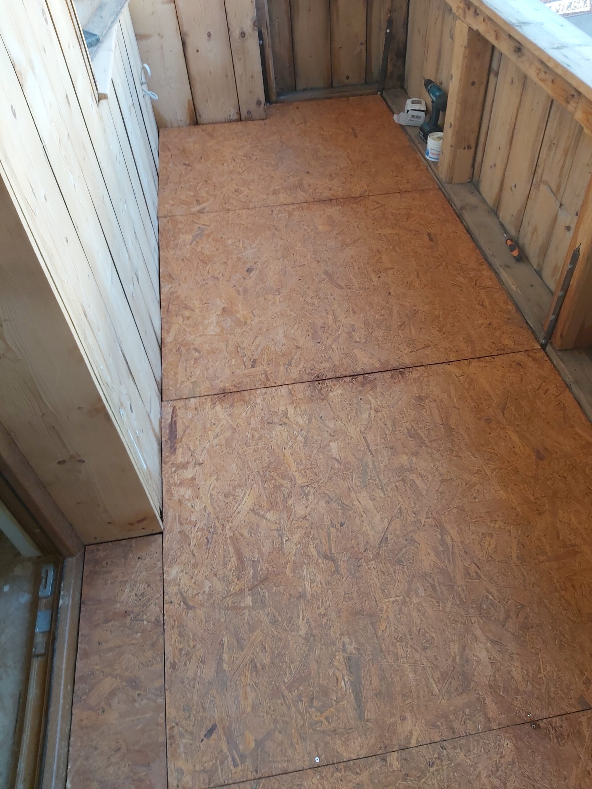 Podłoga balkonu wykonana z płyt OSB przygotowana pod dalsze wykończenie.