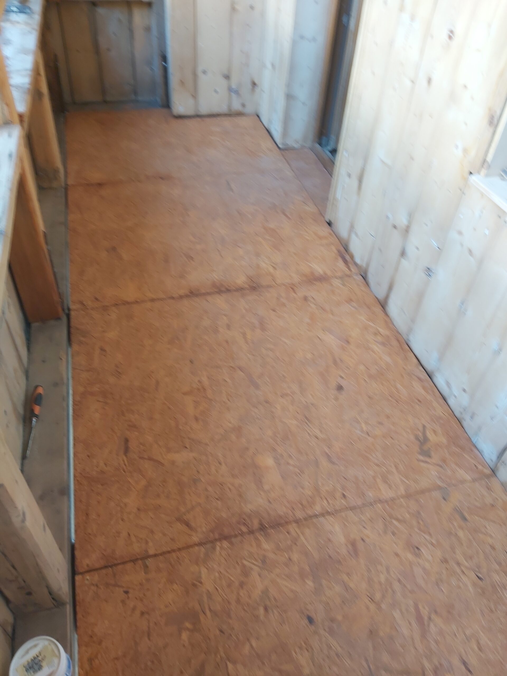 Płyty OSB zamontowane na podłodze balkonu jako podkład pod wykończenie.