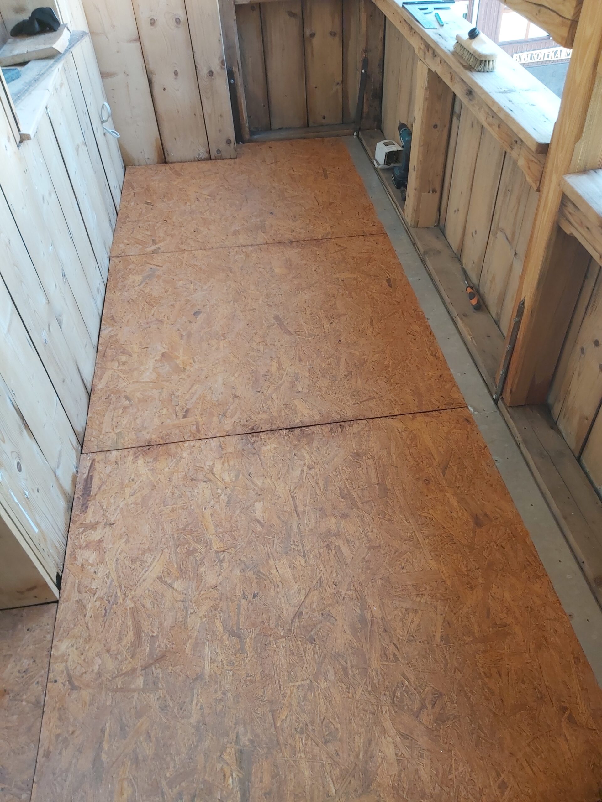 Płyty OSB zamontowane na podłodze balkonu jako podkład pod dalsze prace wykończeniowe.