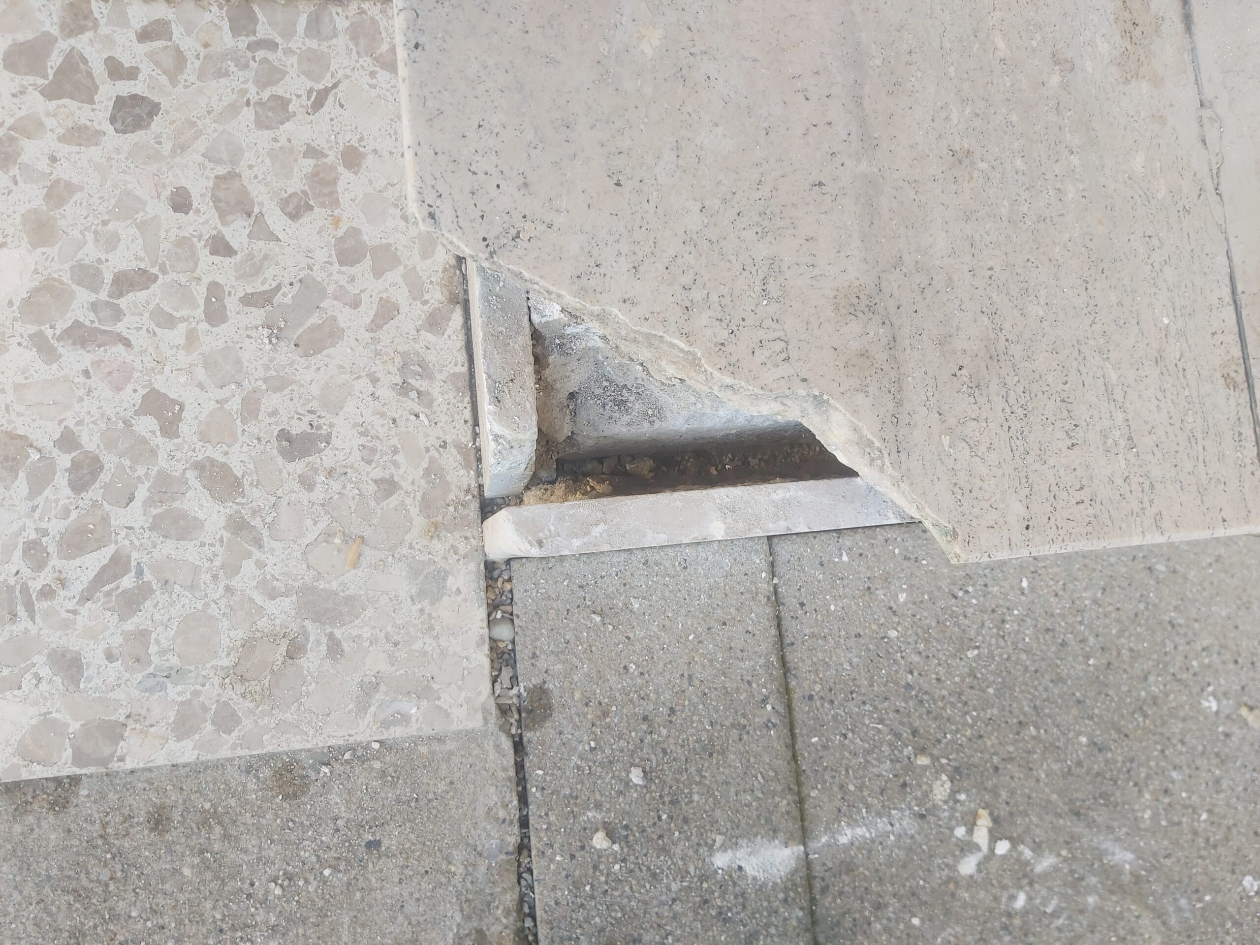 Zbliżenie na detal połączenia stopnia schodowego z nawierzchnią, pokazujące precyzyjne dopasowanie elementów i miejsce dalszych prac wykończeniowych.