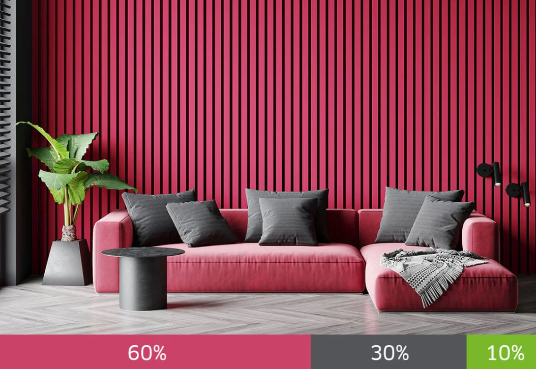 Nowoczesny salon z czerwoną ścianą w pionowe lamele, różowo-czerwoną sofą, szarymi poduszkami i dodatkami oraz zielonym akcentem roślinnym, ilustrujący zasadę kolorystyczną 60–30–10.