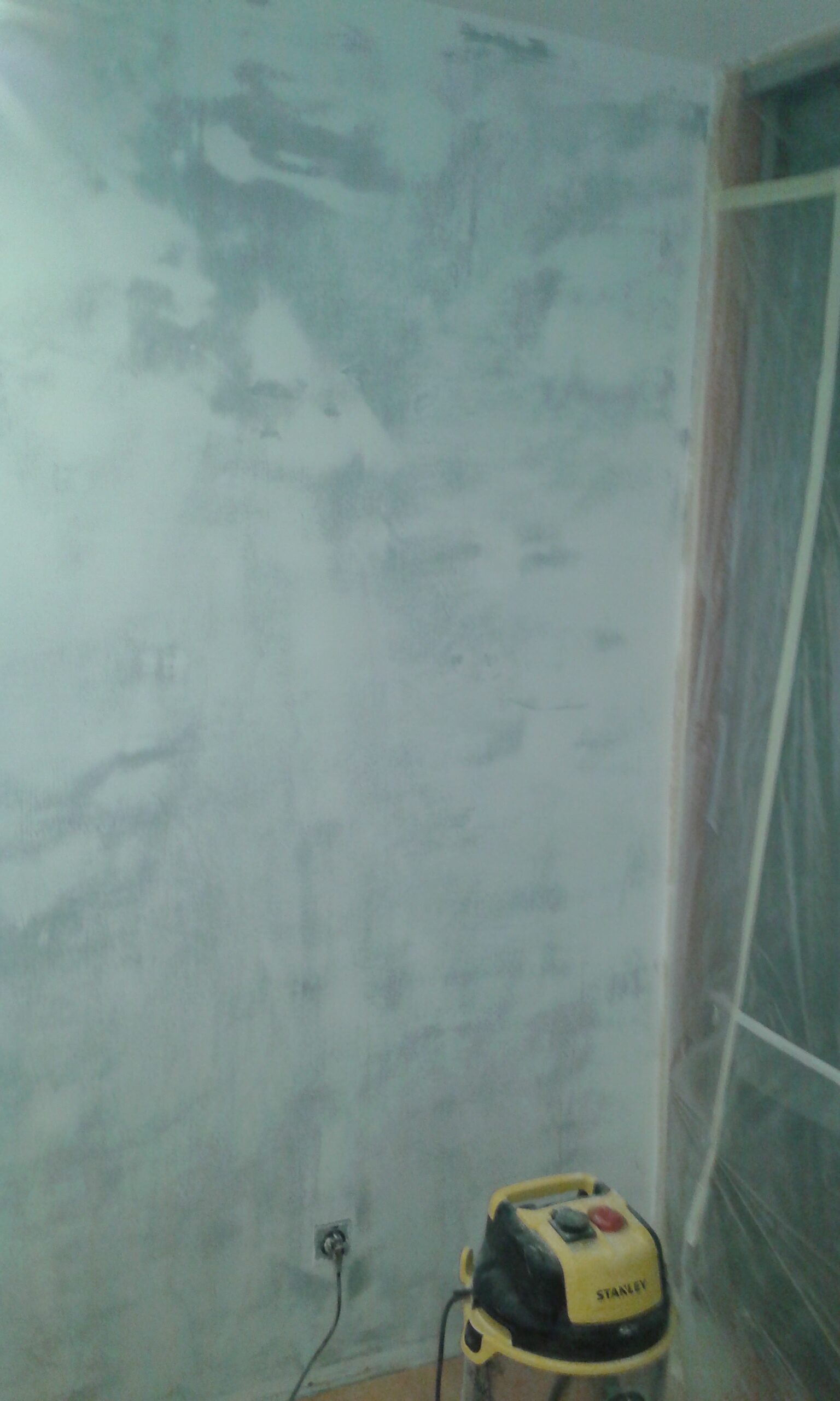 Ściana wewnętrzna po szlifowaniu gładzi, przygotowana do dalszych prac wykończeniowych