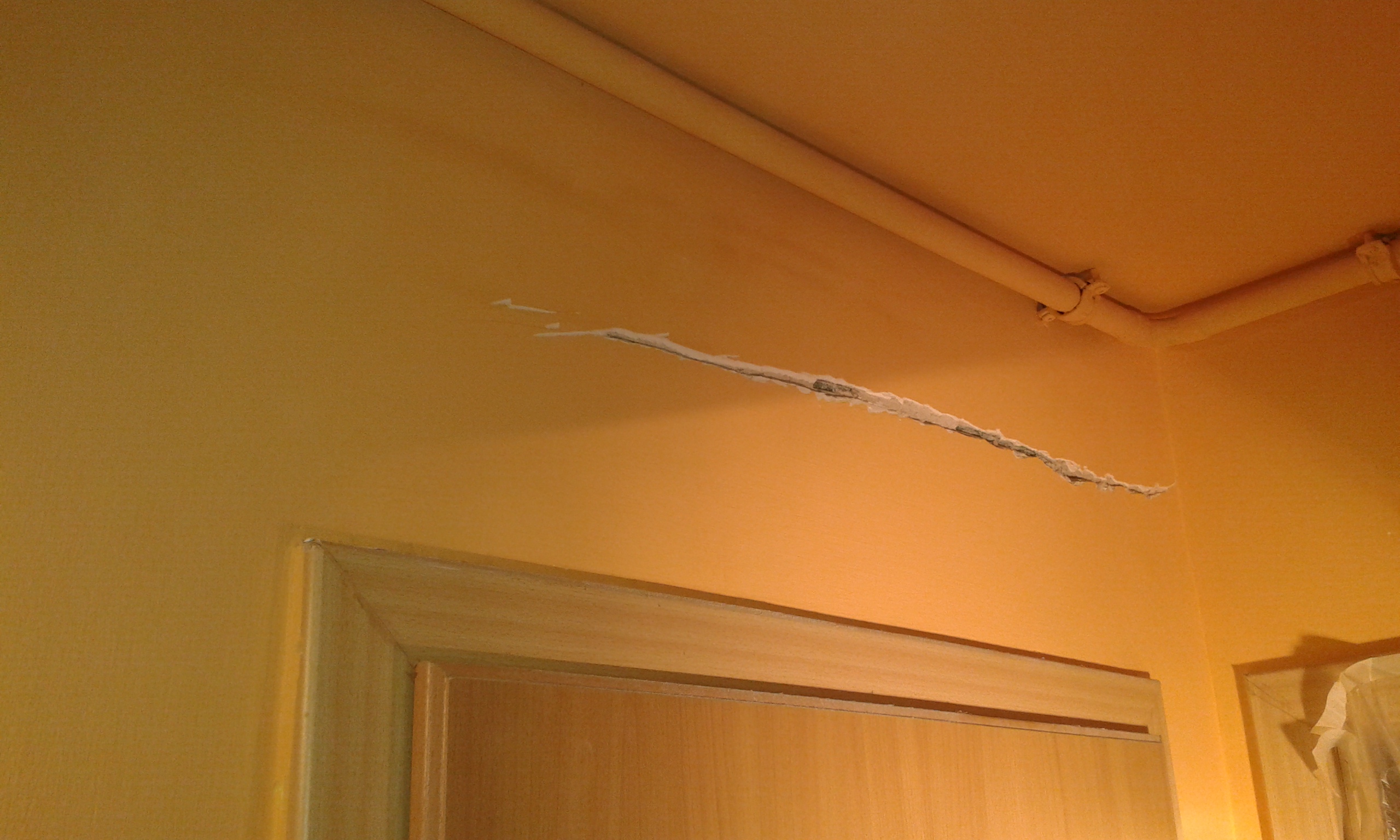 Pęknięcie farby nad ościeżnicą drzwi podczas remontu wnętrza