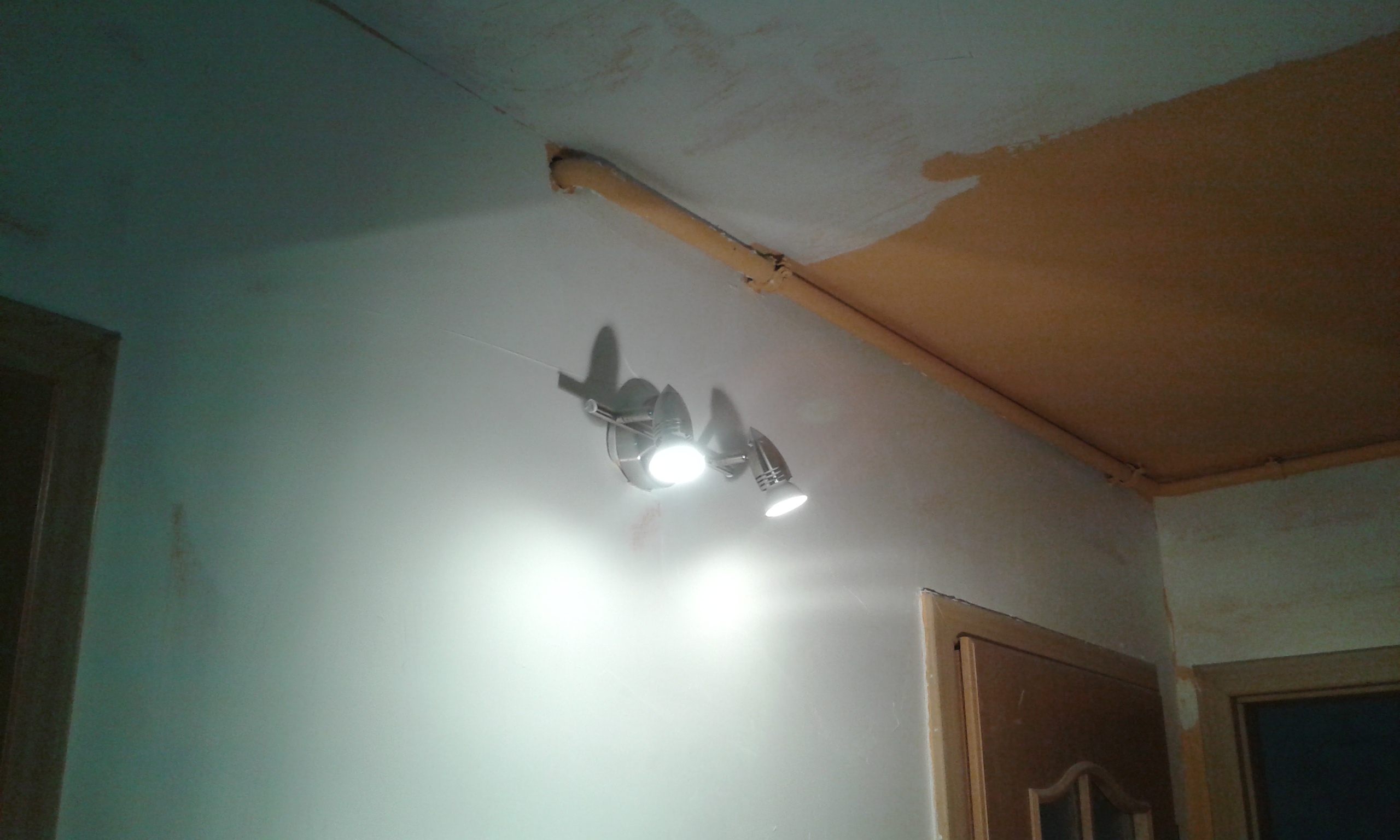 Ściana korytarza z zamontowanym oświetleniem punktowym podczas prac remontowych