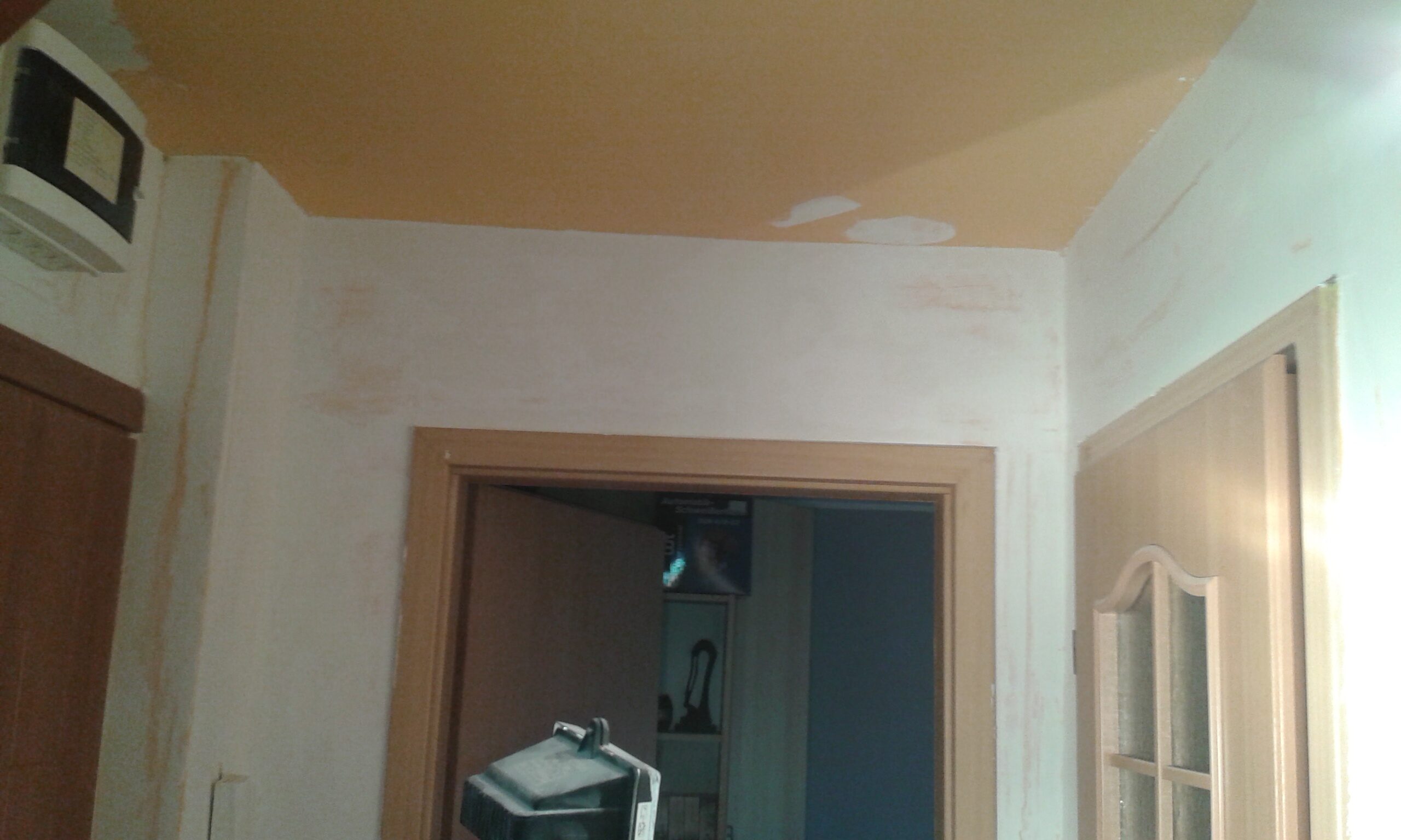 Przejście drzwiowe w trakcie remontu z widocznym szpachlowaniem ścian i sufitu