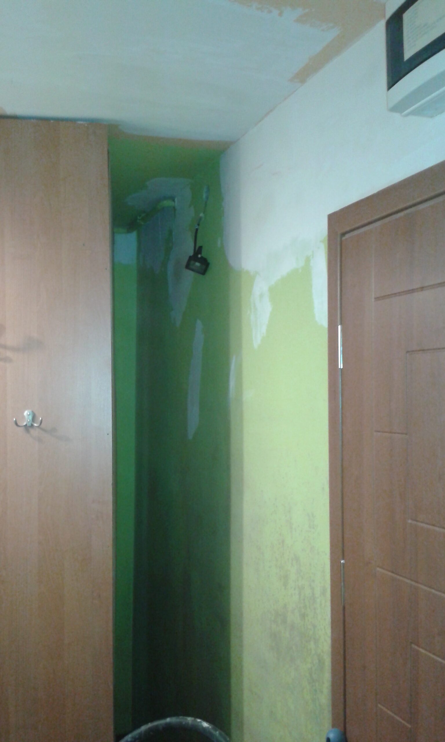 Wnęka przy drzwiach z widocznymi poprawkami szpachlarskimi na ścianie