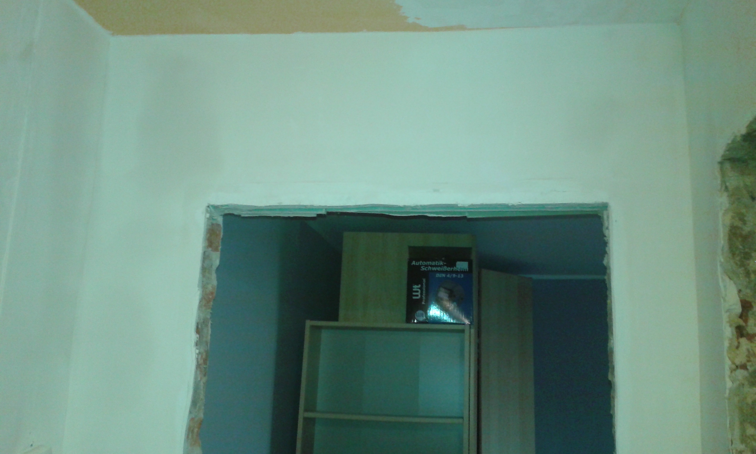 Otwór drzwiowy po obróbce szpachlą w ścianie wewnętrznej