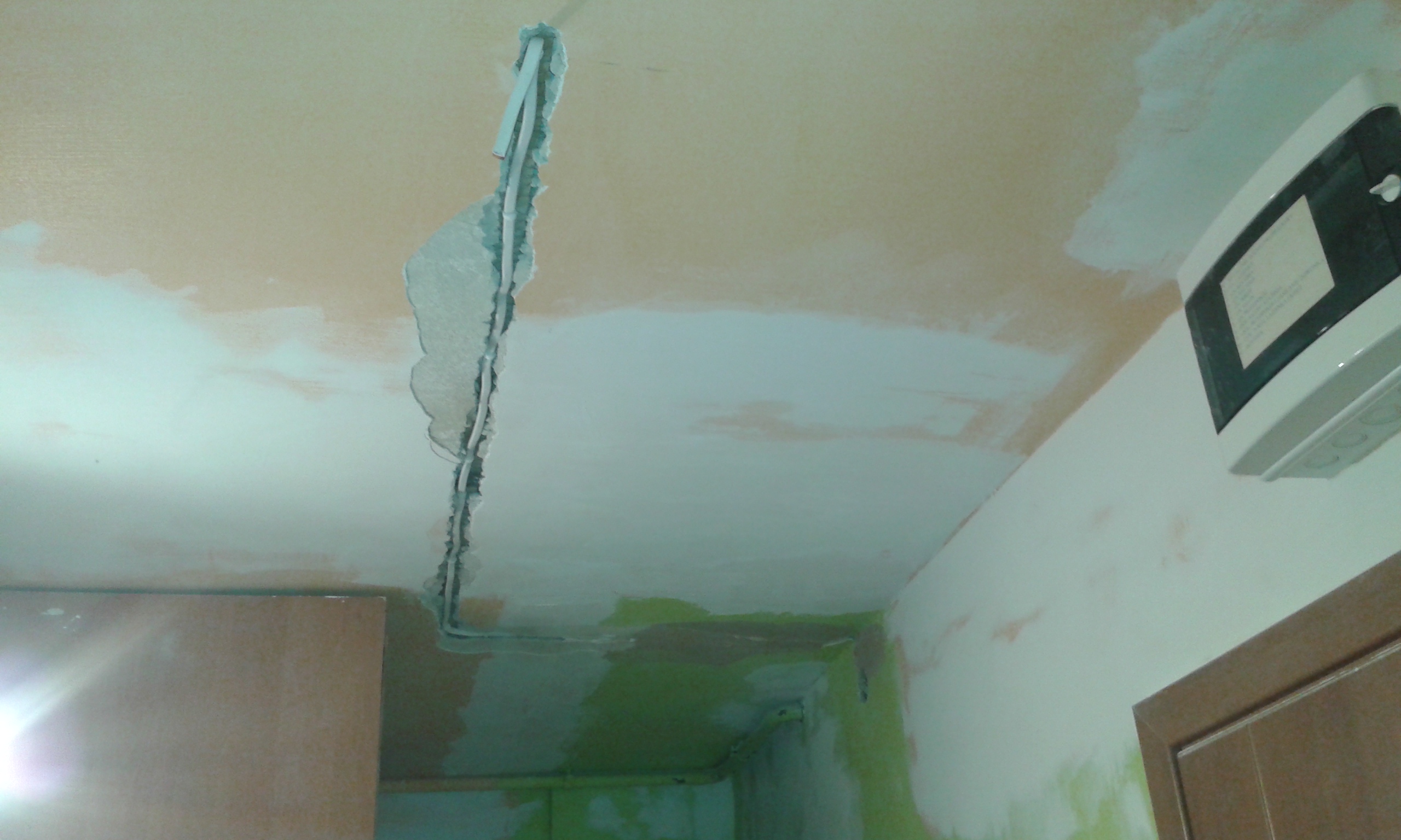 Sufit w trakcie remontu z widoczną bruzdą po instalacji i szpachlowanymi powierzchniami