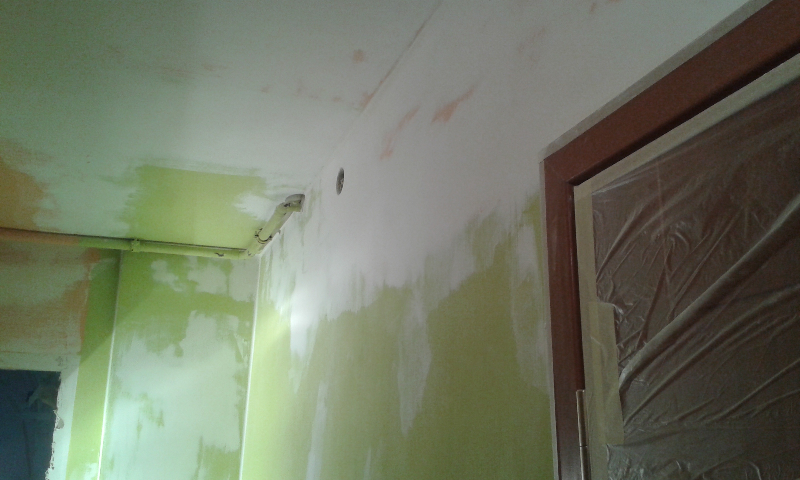 Ściana w trakcie szpachlowania i przygotowania do malowania