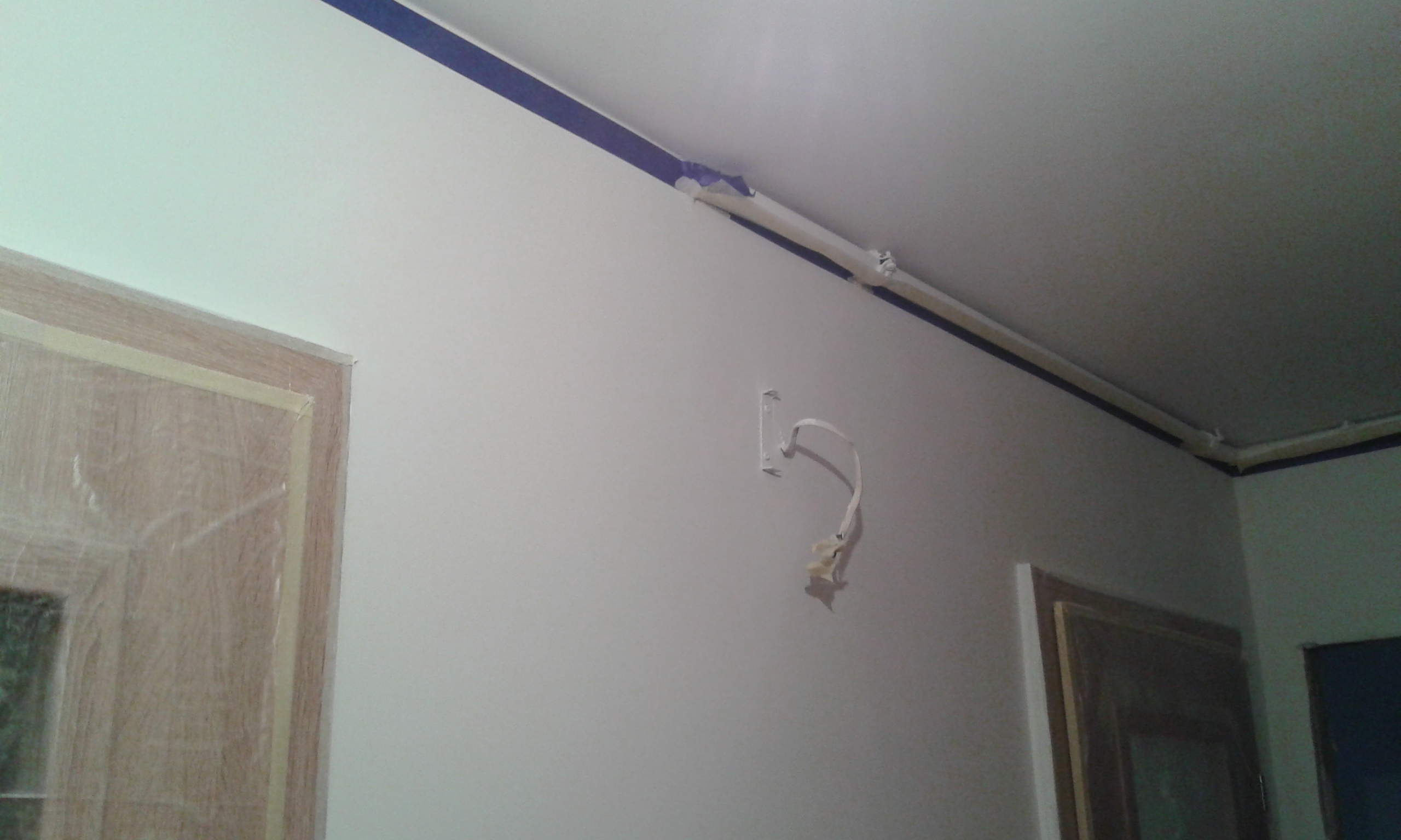 Ściana po malowaniu z wyprowadzonym przewodem elektrycznym