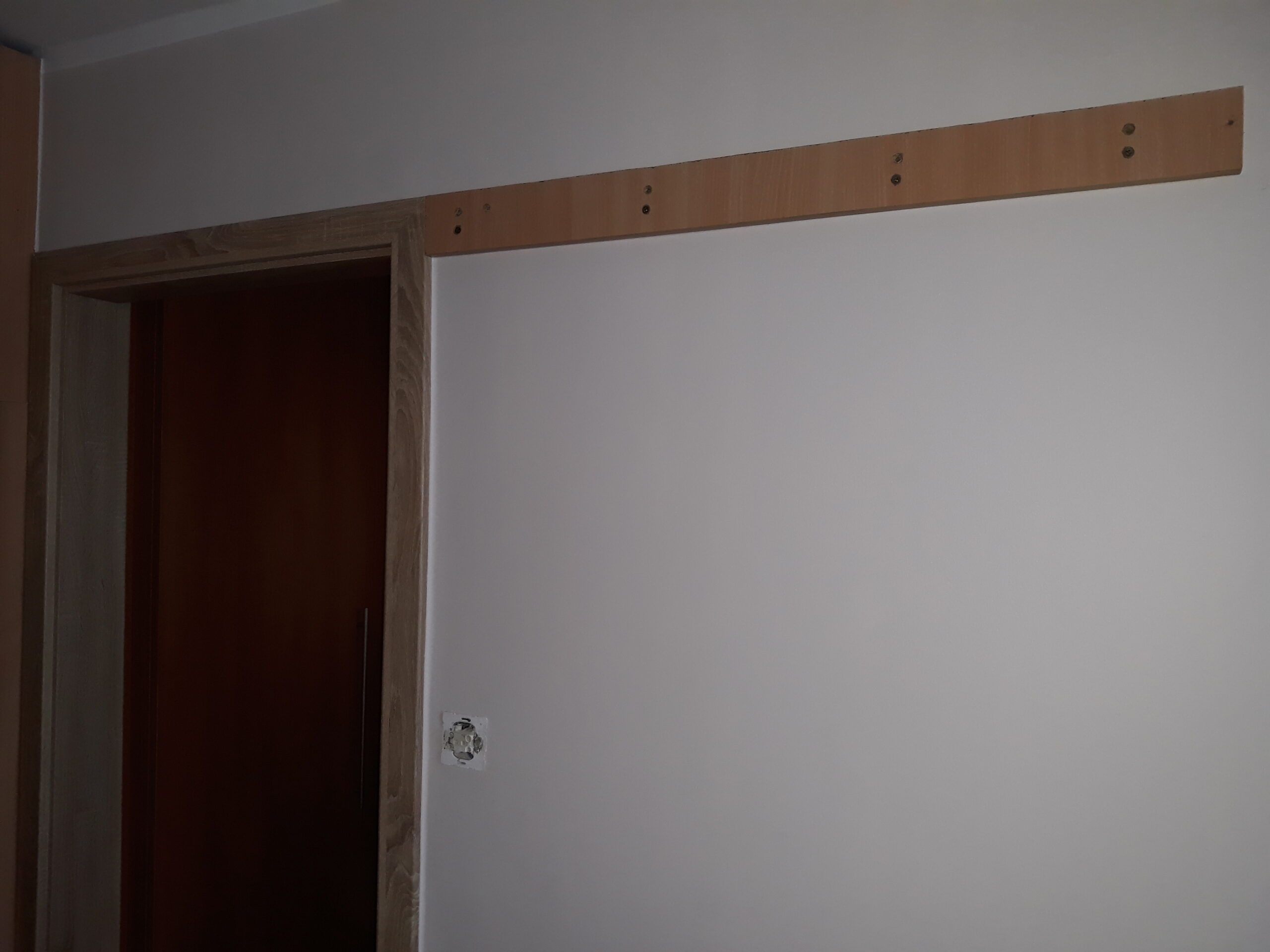 Listwa montażowa nad ościeżnicą