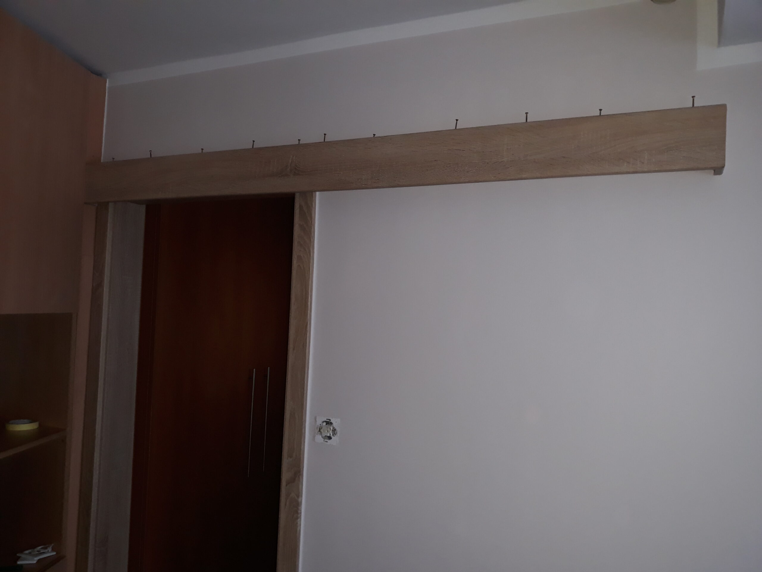 Montaż belki nad drzwiami