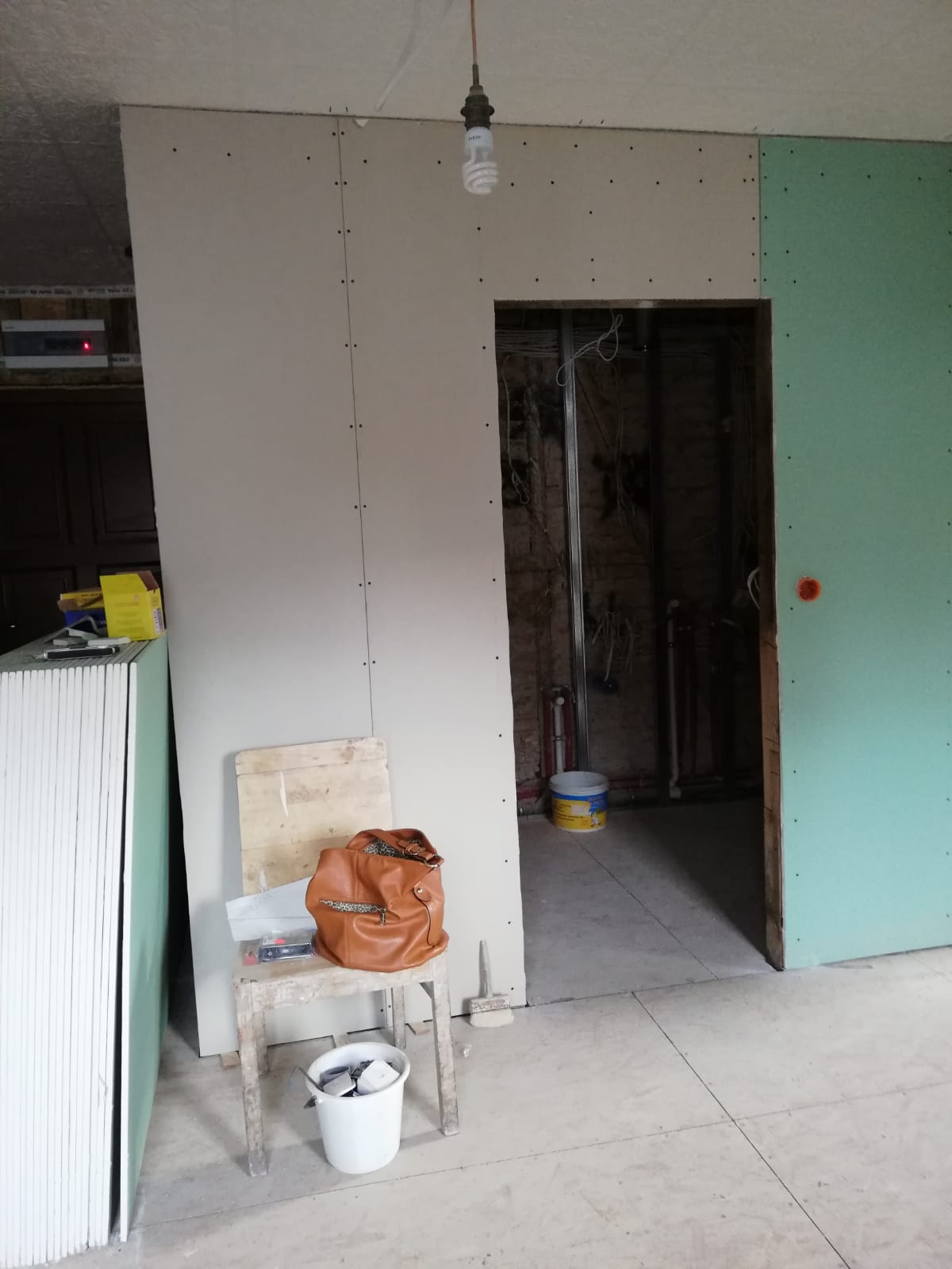 Ściana działowa z płyt GK z przygotowanym otworem drzwiowym