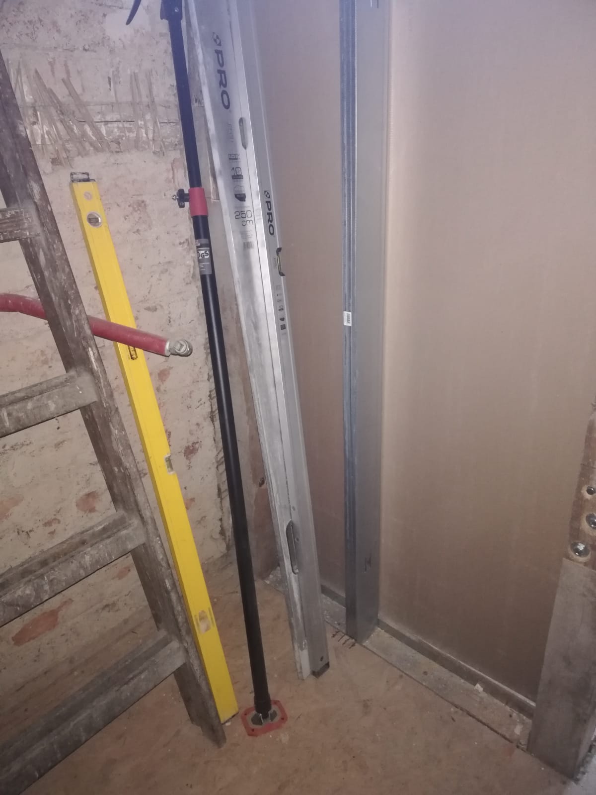 Montaż profili metalowych i płyt GK przy ścianie działowej