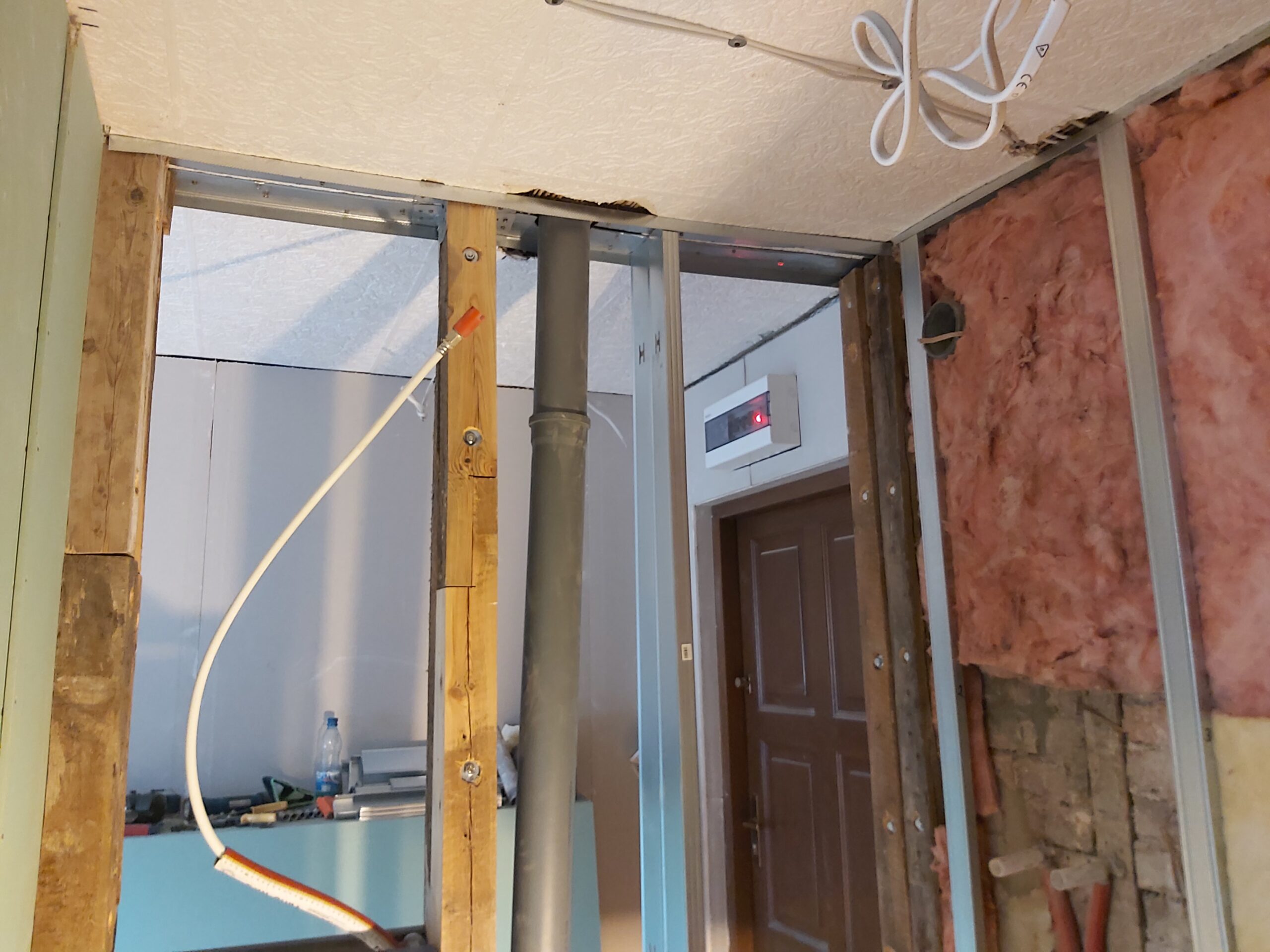 Konstrukcja ściany szkieletowej z pionem kanalizacyjnym i prowadzeniem instalacji elektrycznej