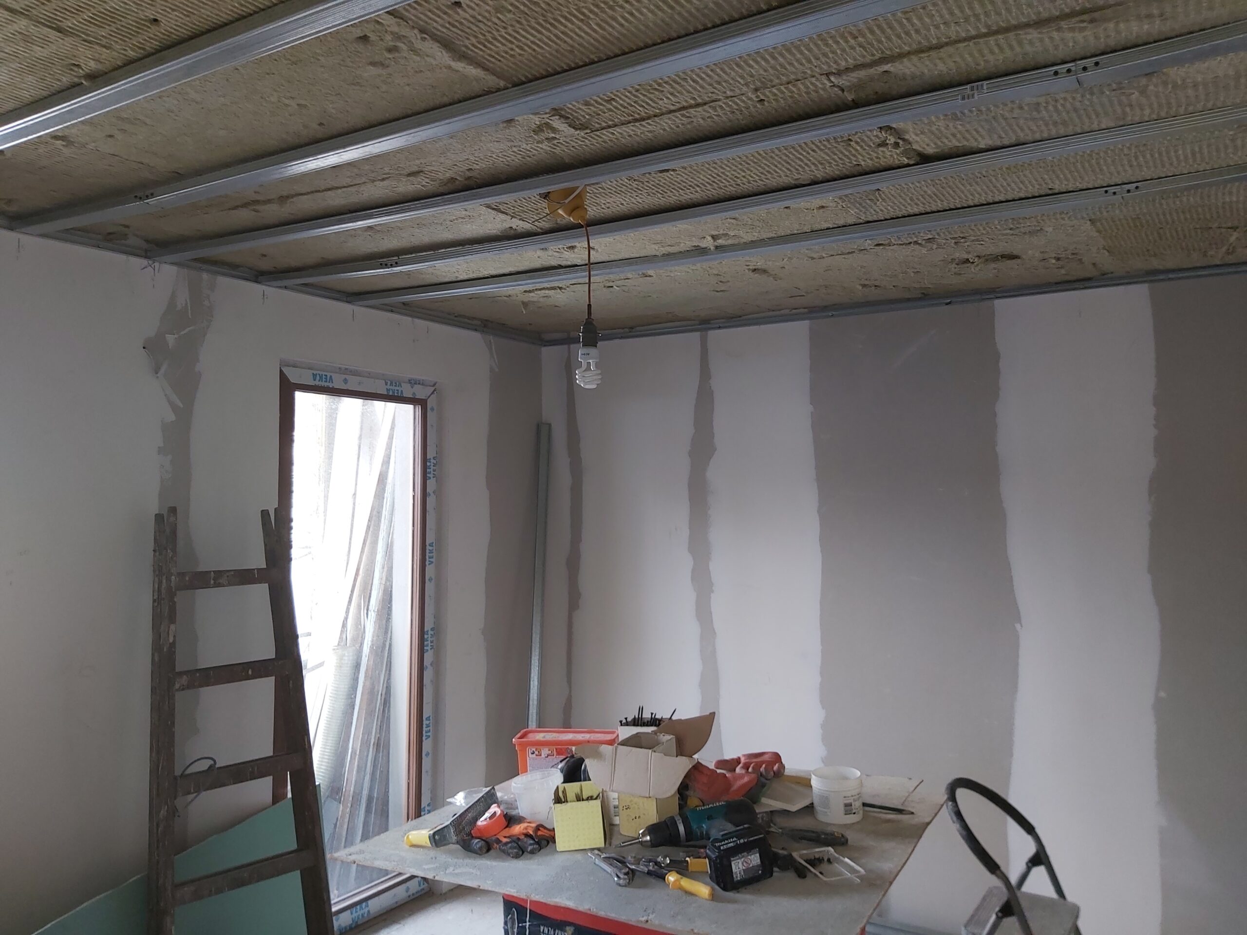 Prace remontowe – przygotowanie sufitu i ścian w pomieszczeniu