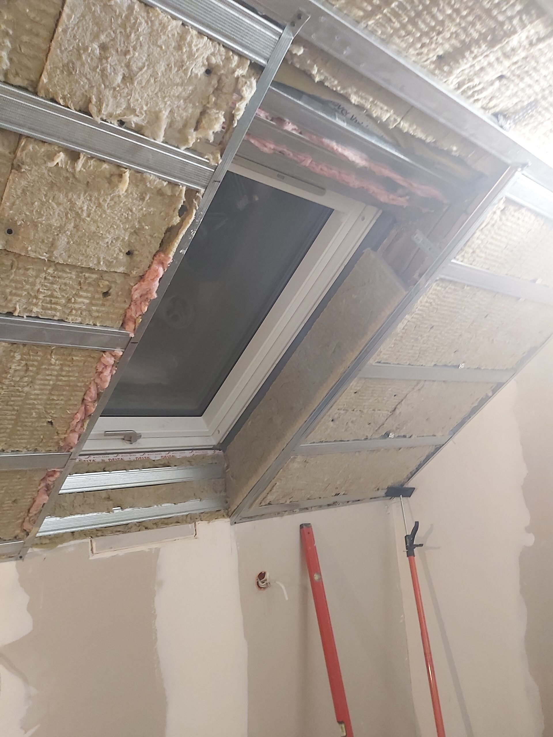 Ocieplenie i konstrukcja skosu poddasza z oknem dachowym, montaż profili i izolacji
