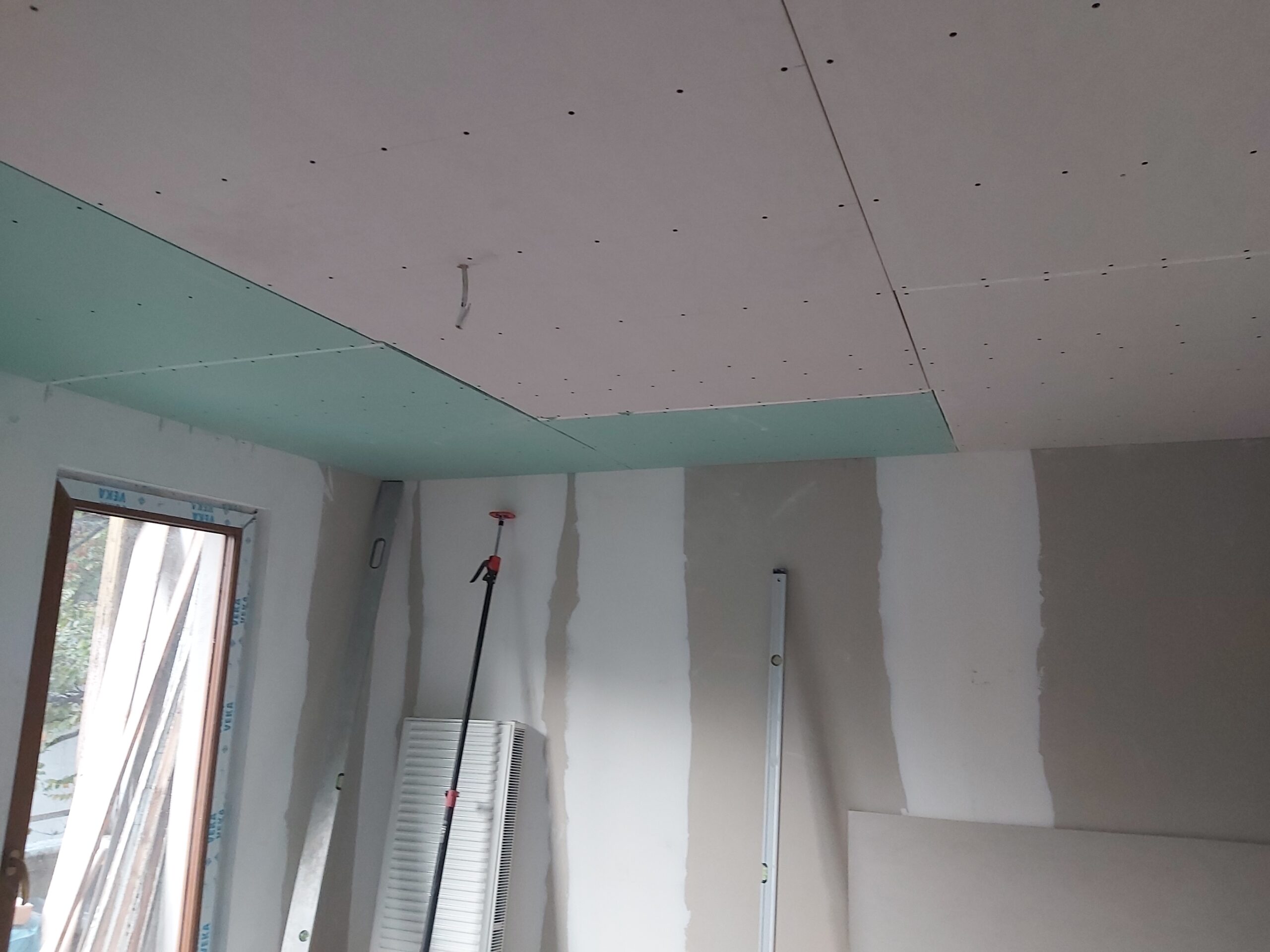 Montaż sufitu i ścian GK podczas remontu wnętrza