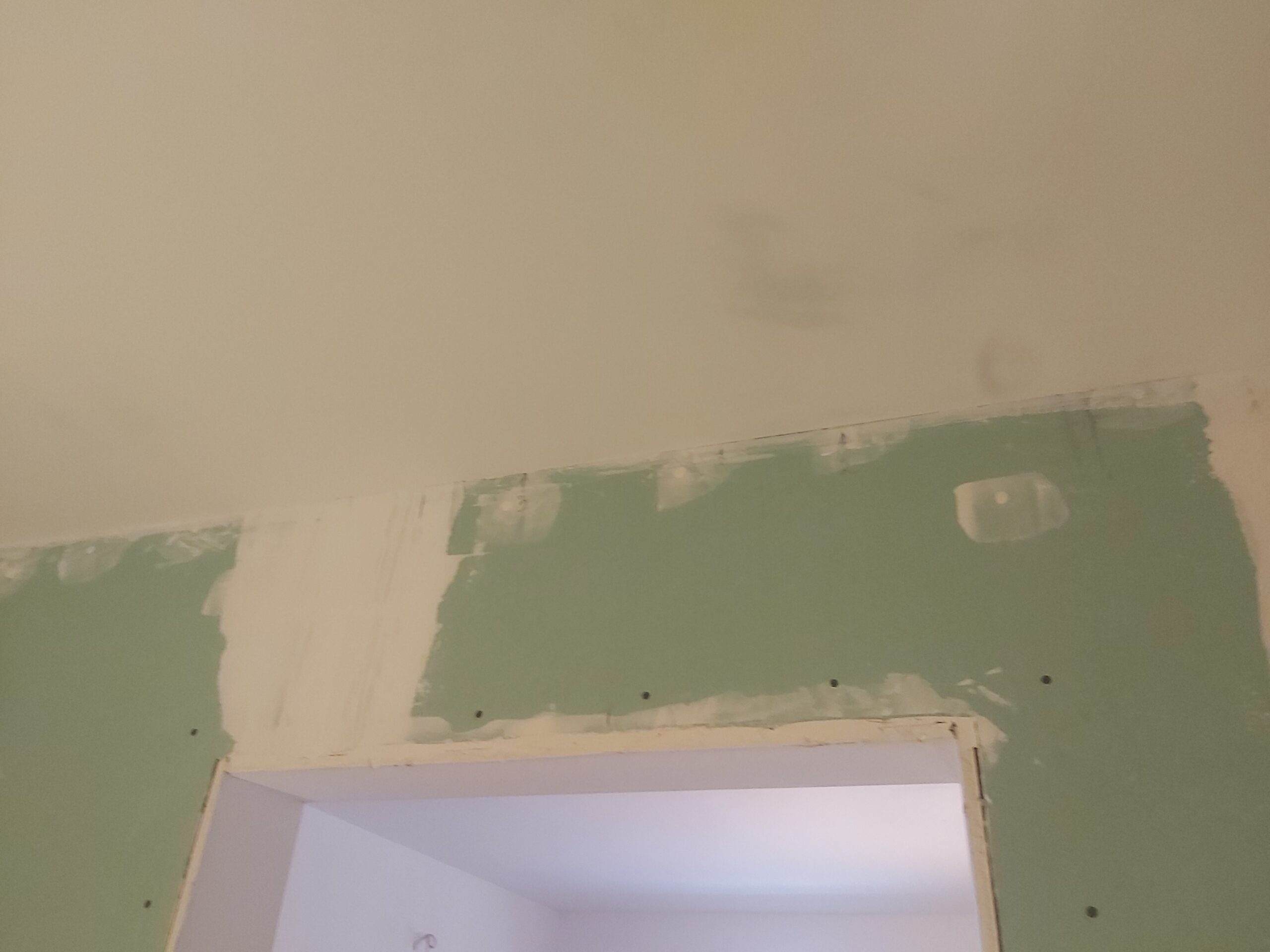 Otwór drzwiowy w trakcie szpachlowania – płyty g-k