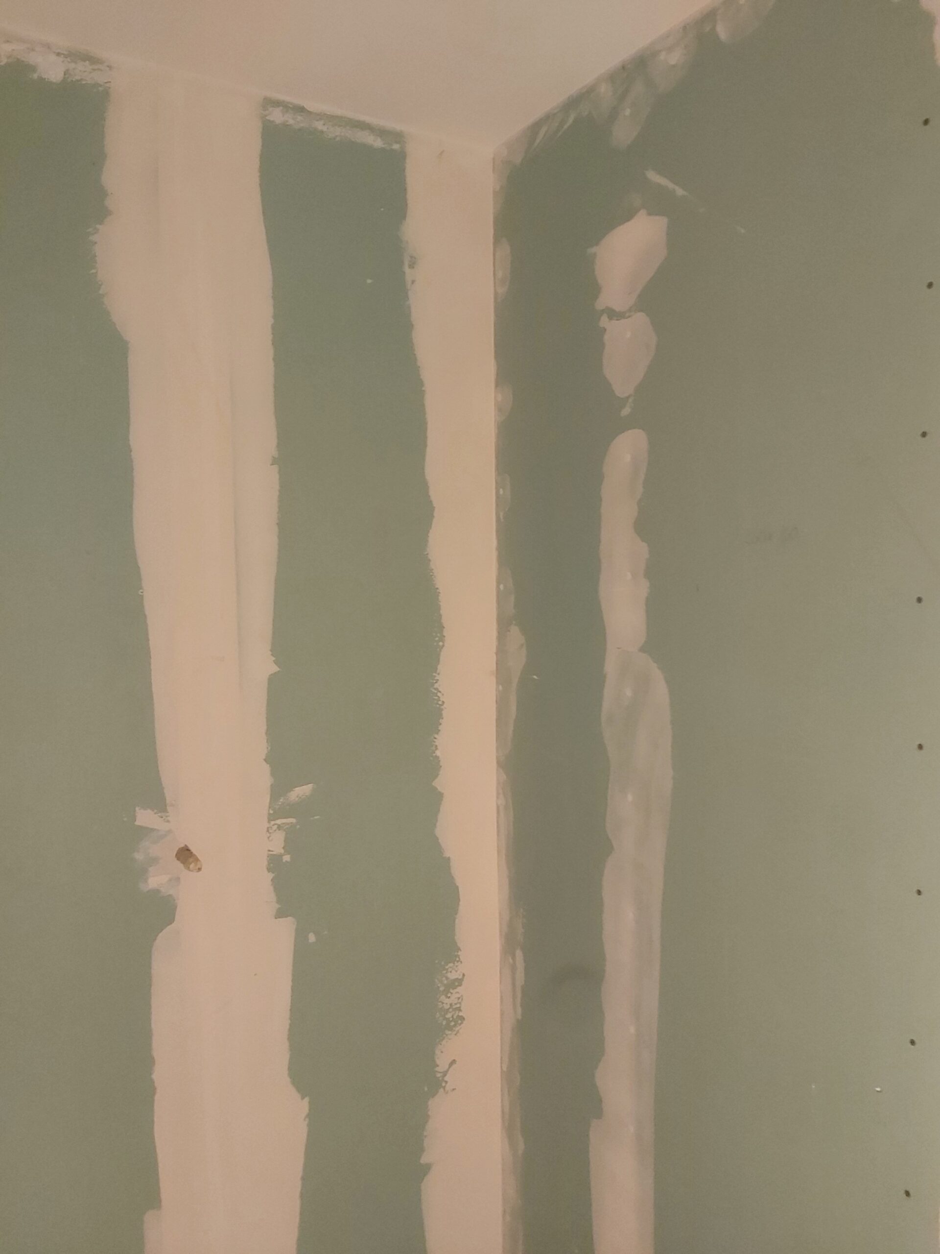 Spoiny i łączenia płyt gipsowo-kartonowych podczas szpachlowania narożnika ściany