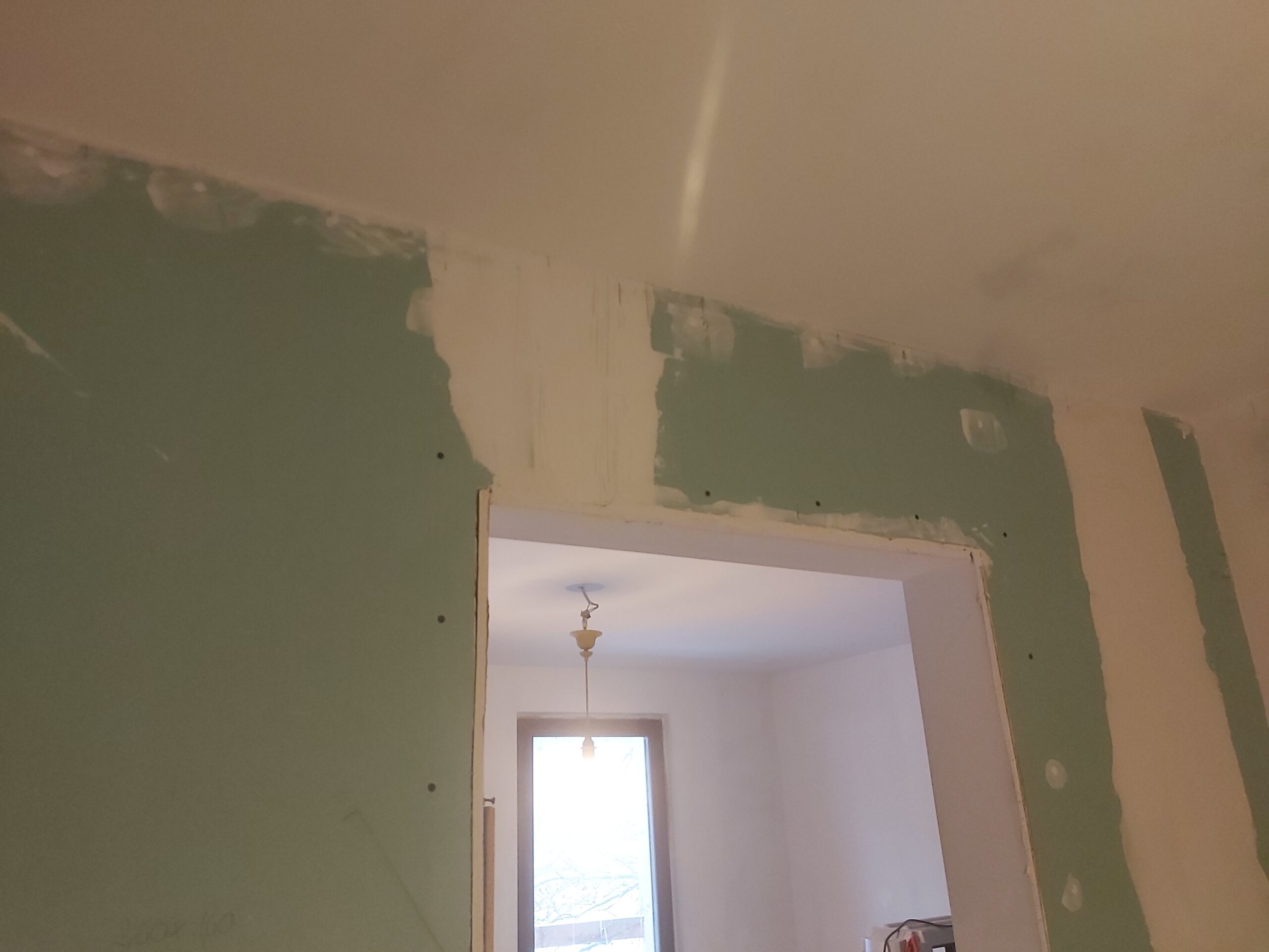 Szpachlowanie płyt gipsowo-kartonowych nad otworem drzwiowym – przygotowanie ściany do malowania