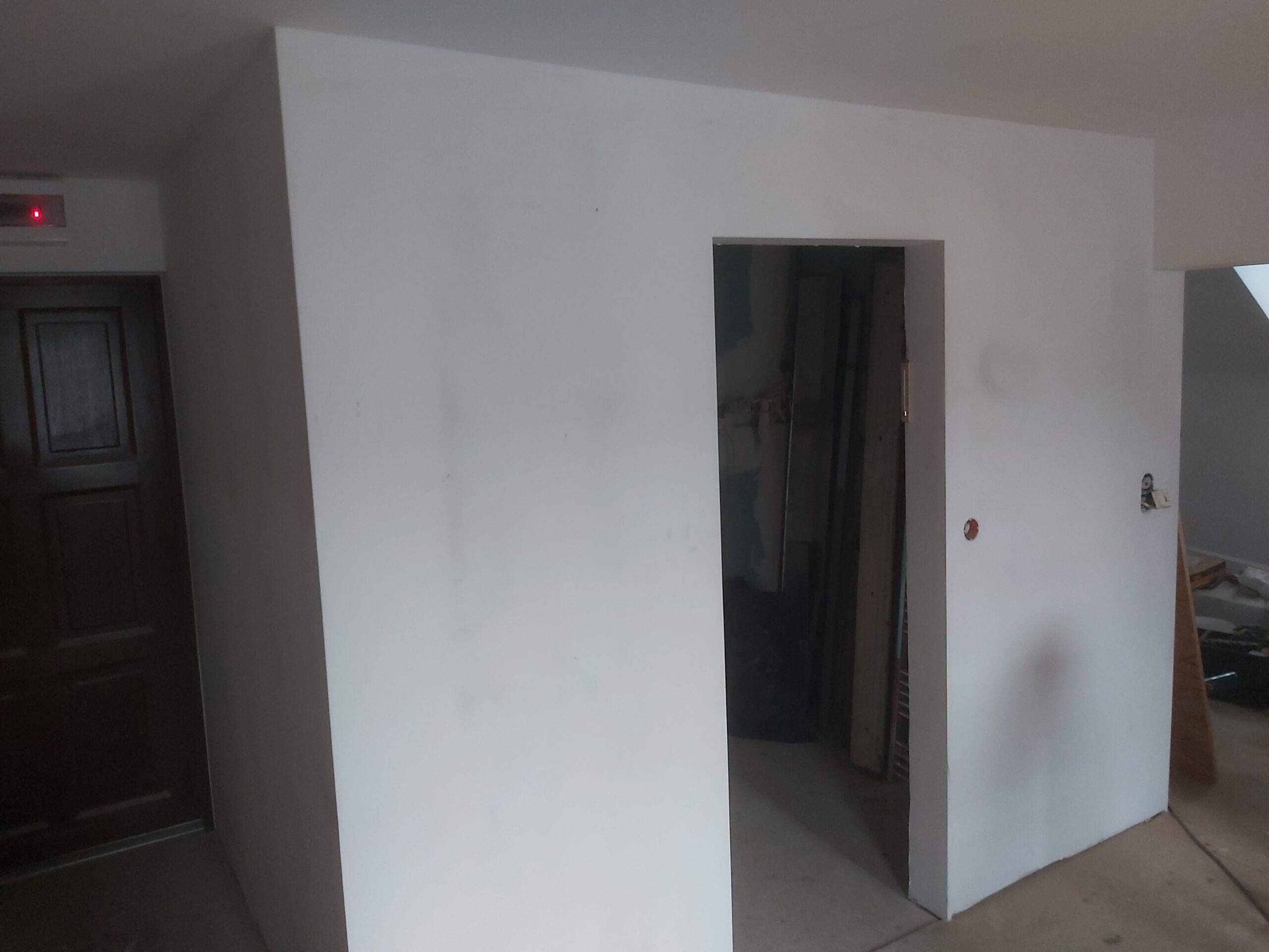 Gotowa zabudowa z płyt kartonowo-gipsowych w trakcie remontu – wydzielone pomieszczenie z przygotowanym otworem drzwiowym, przed pracami wykończeniowymi.