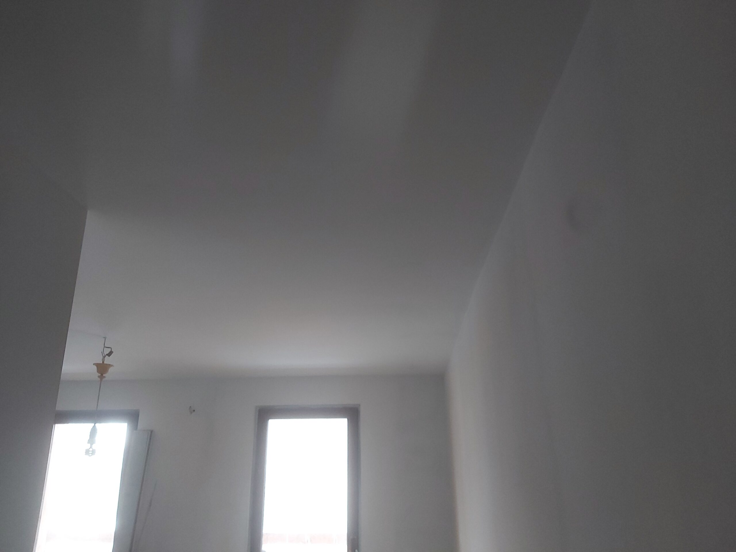 Białe ściany i sufit po remoncie, widok wnętrza pomieszczenia