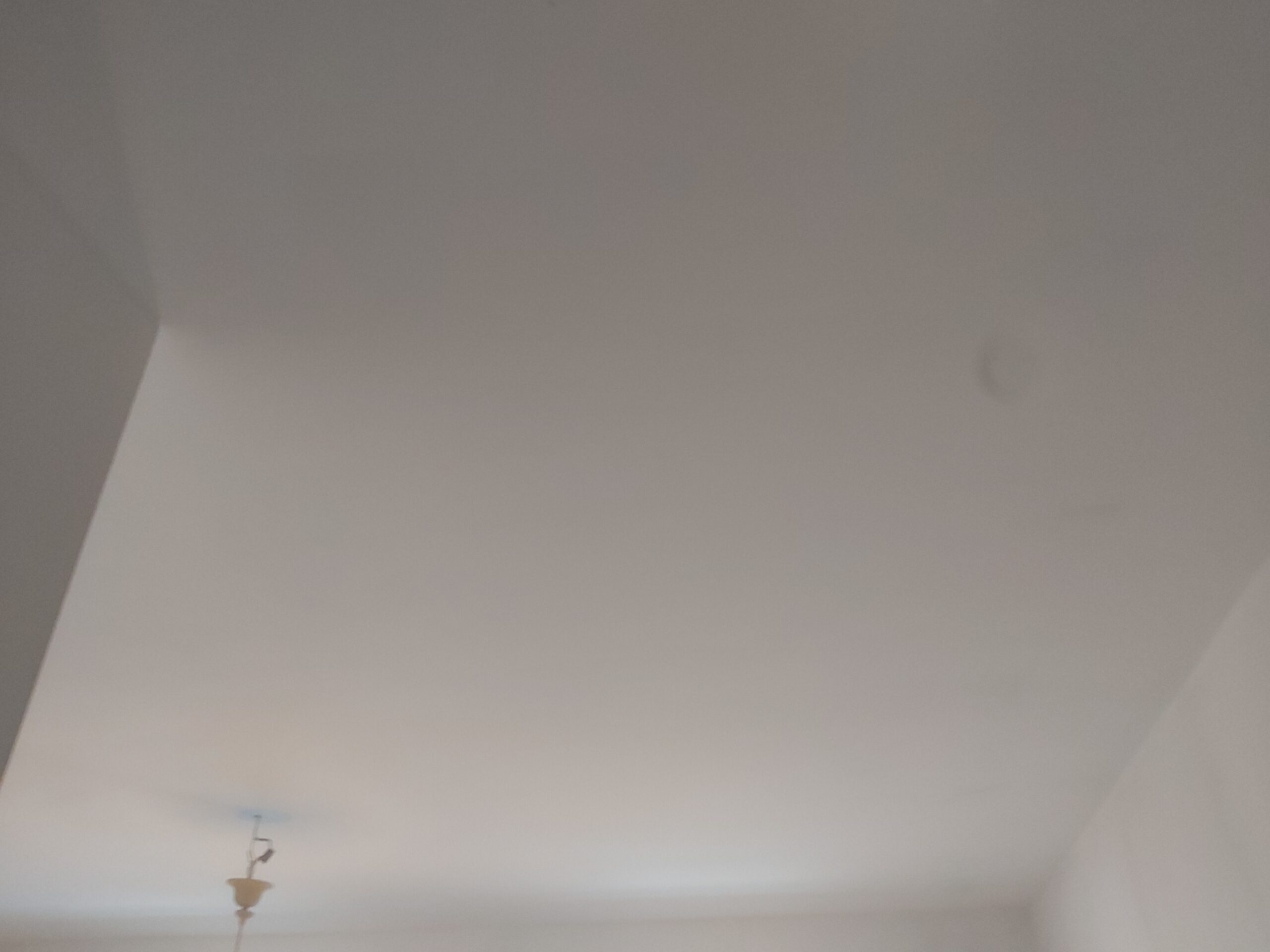 Biały sufit po zakończonym malowaniu, widok ogólny