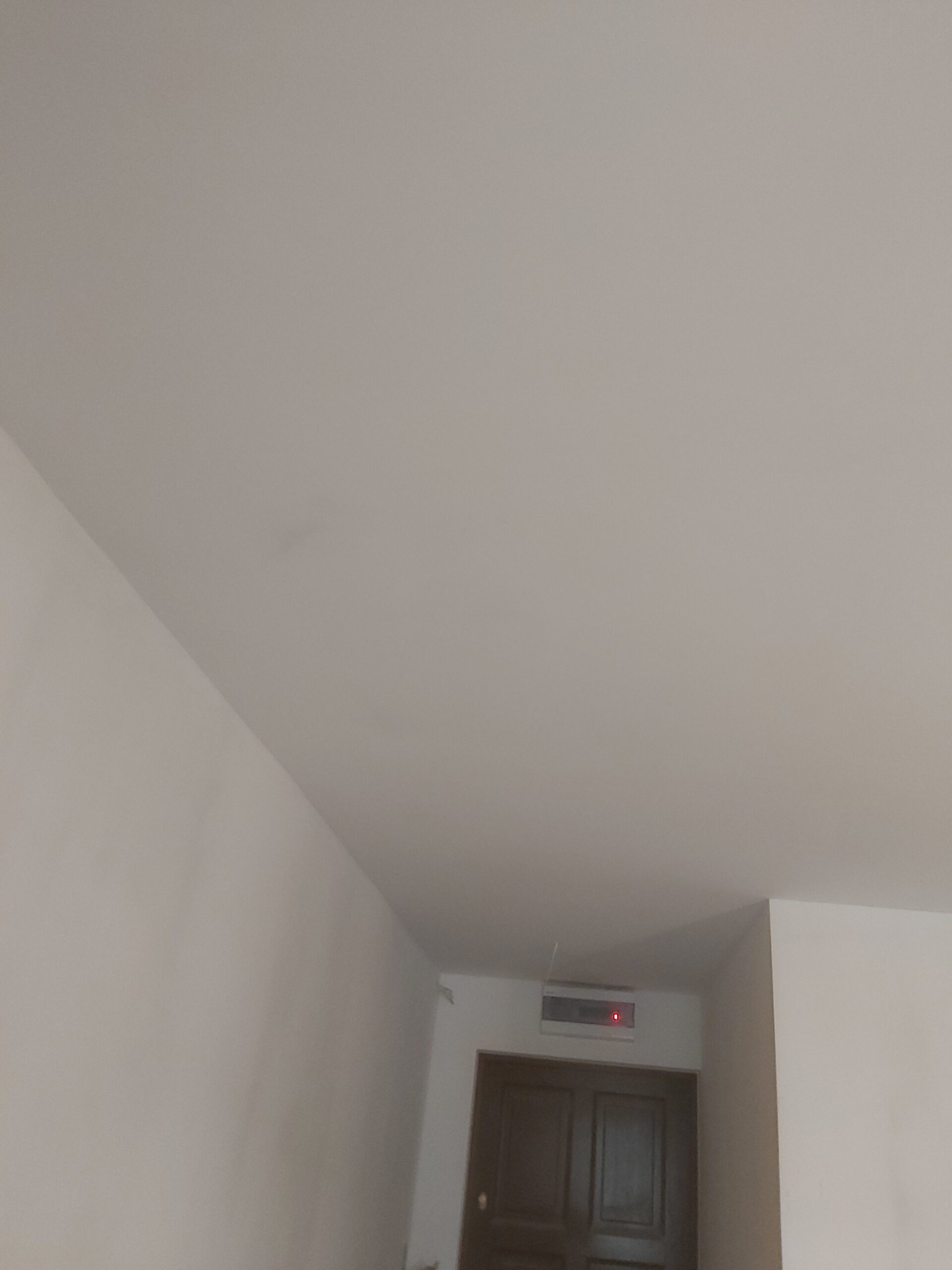 Gładki biały sufit po zakończeniu prac wykończeniowych