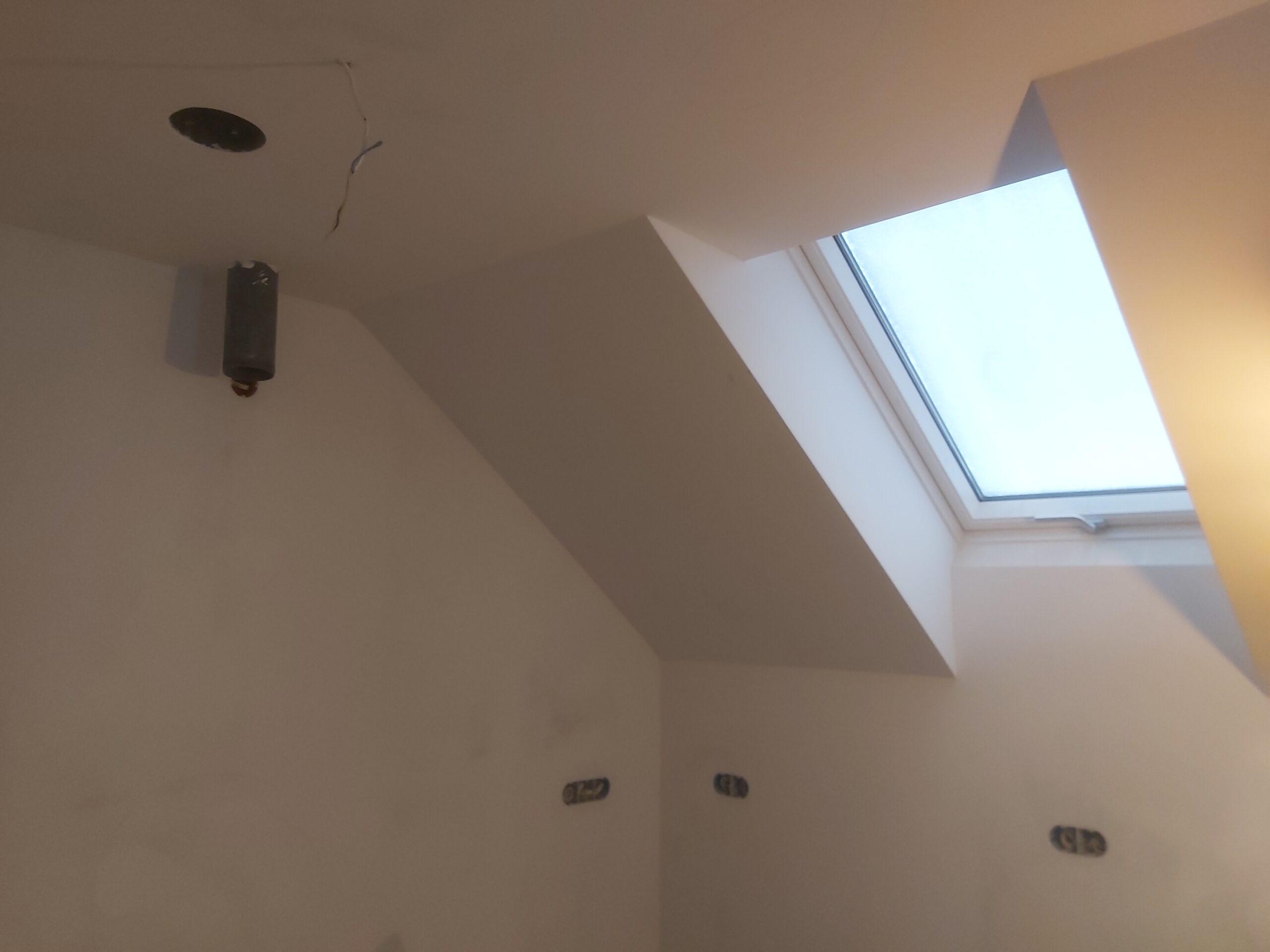 Wykończone poddasze z oknem dachowym, przygotowane punkty elektryczne i otwór pod oświetlenie