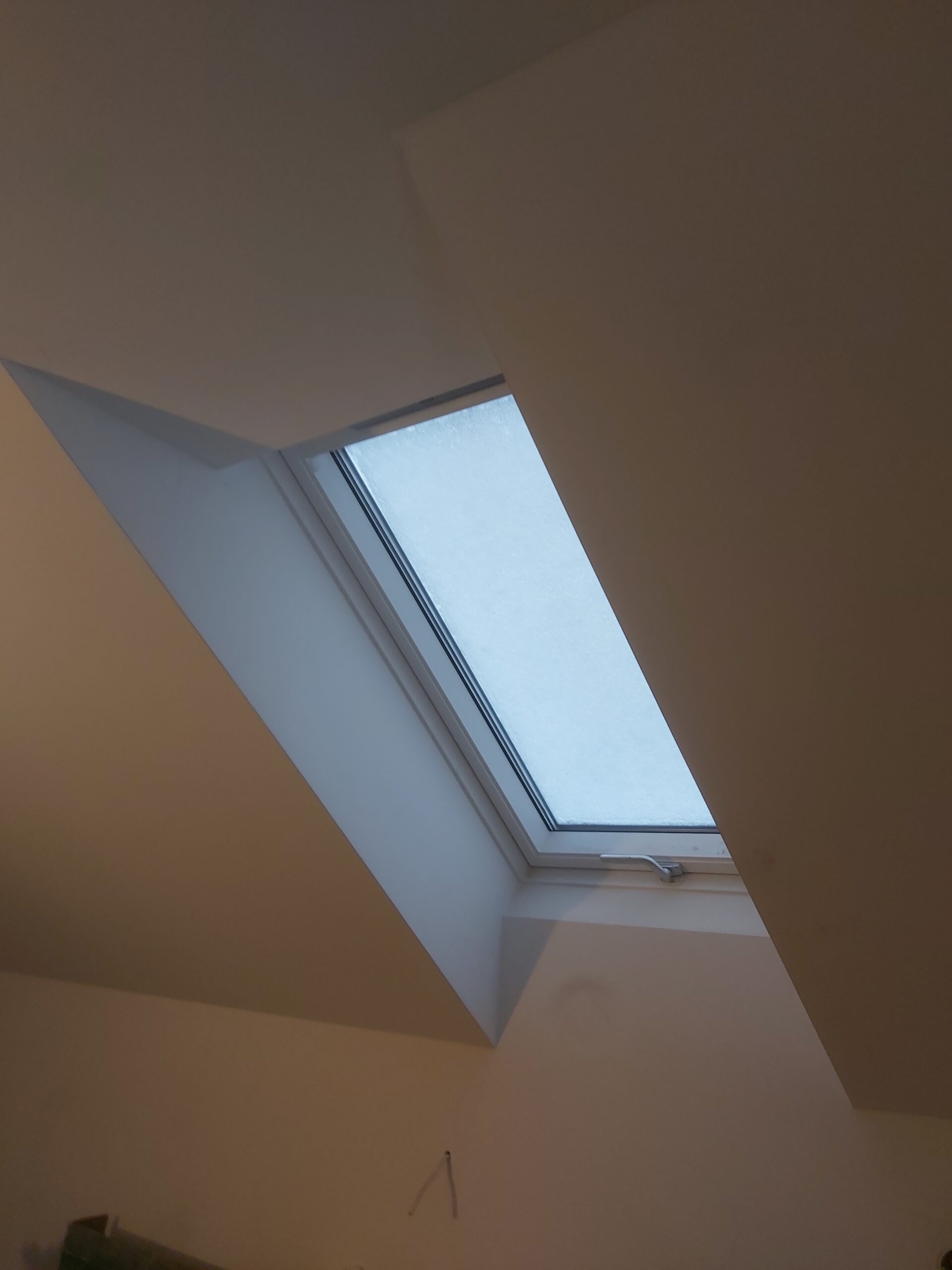 Okno dachowe po zabudowie płytami gipsowo-kartonowymi z widocznymi skosami sufitu