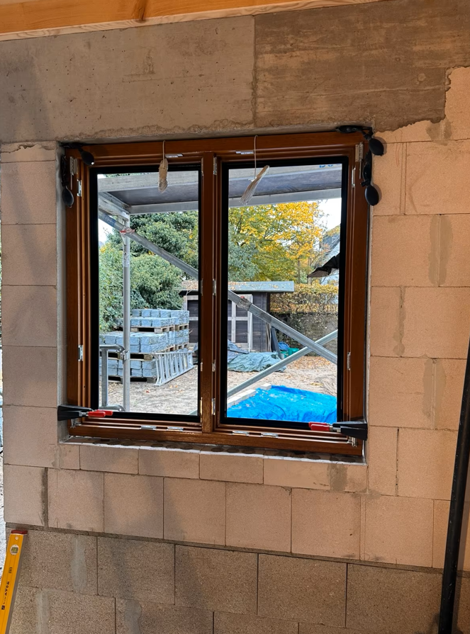 Montaż okna dwuskrzydłowego w ścianie z bloczków