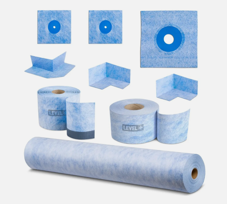 Zestaw elementów do wykonania hydroizolacji w łazience: mata uszczelniająca w rolce, taśmy uszczelniające, narożniki wewnętrzne i zewnętrzne oraz manszety do uszczelniania przejść instalacyjnych.