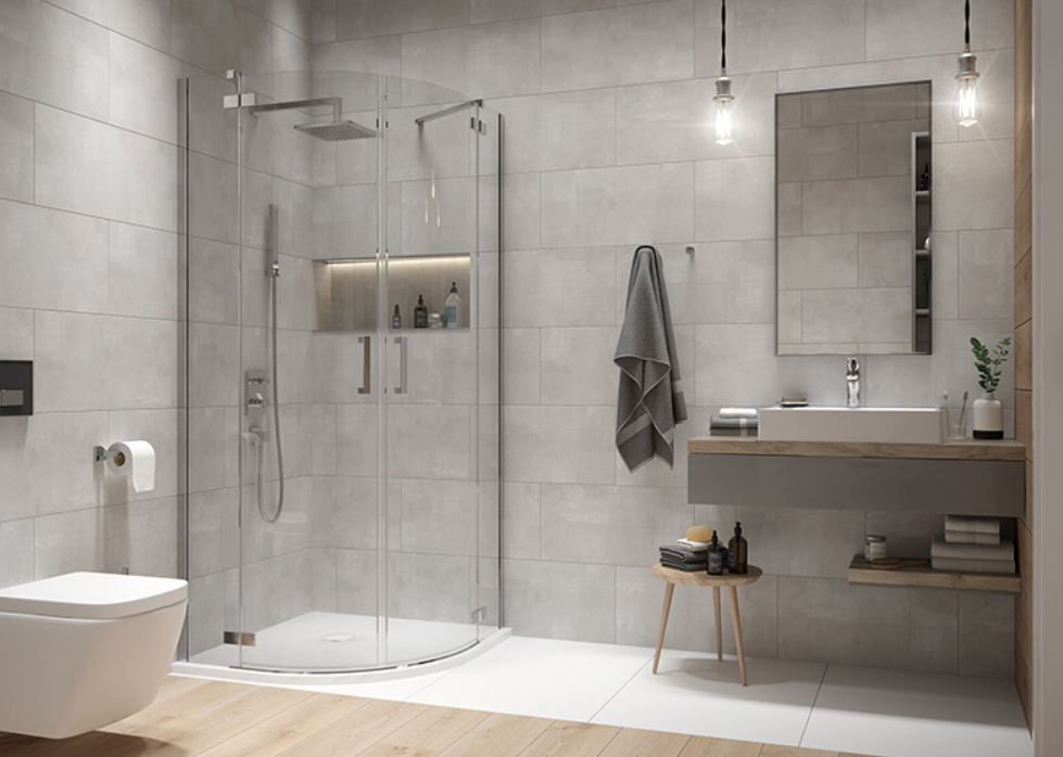 Nowoczesna łazienka wykończona w jasnych płytkach, z narożną kabiną prysznicową, podwieszaną toaletą, dużym lustrem oraz szafką z umywalką i drewnianymi akcentami.