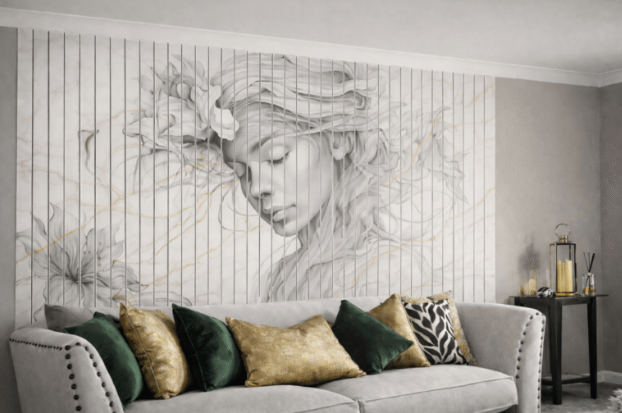 Elegancki salon z szarą sofą i dużą fototapetą ścienną przedstawiającą kobiecą twarz w artystycznym, jasnoszarym stylu z delikatnymi złotymi akcentami.
